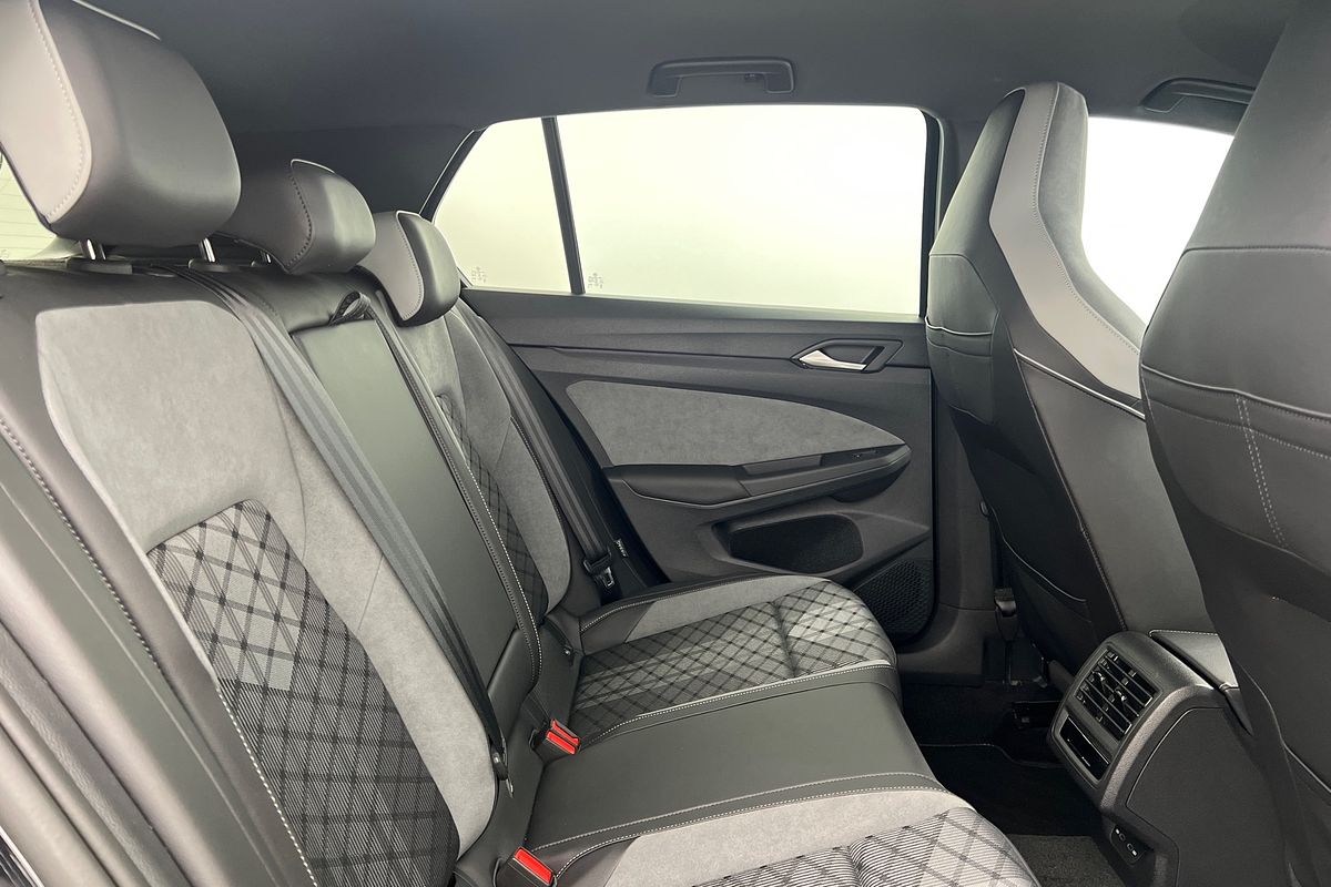 2023 Volkswagen Golf 110TSI R-Line 8