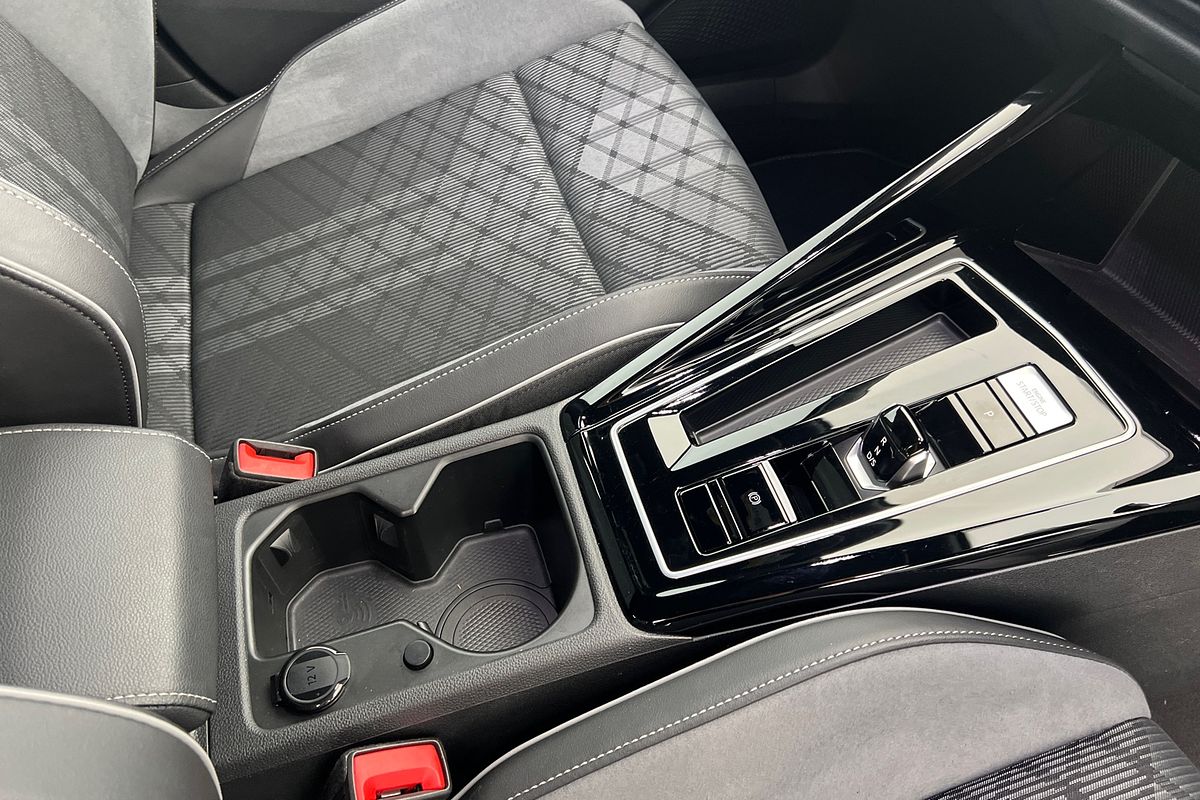 2023 Volkswagen Golf 110TSI R-Line 8