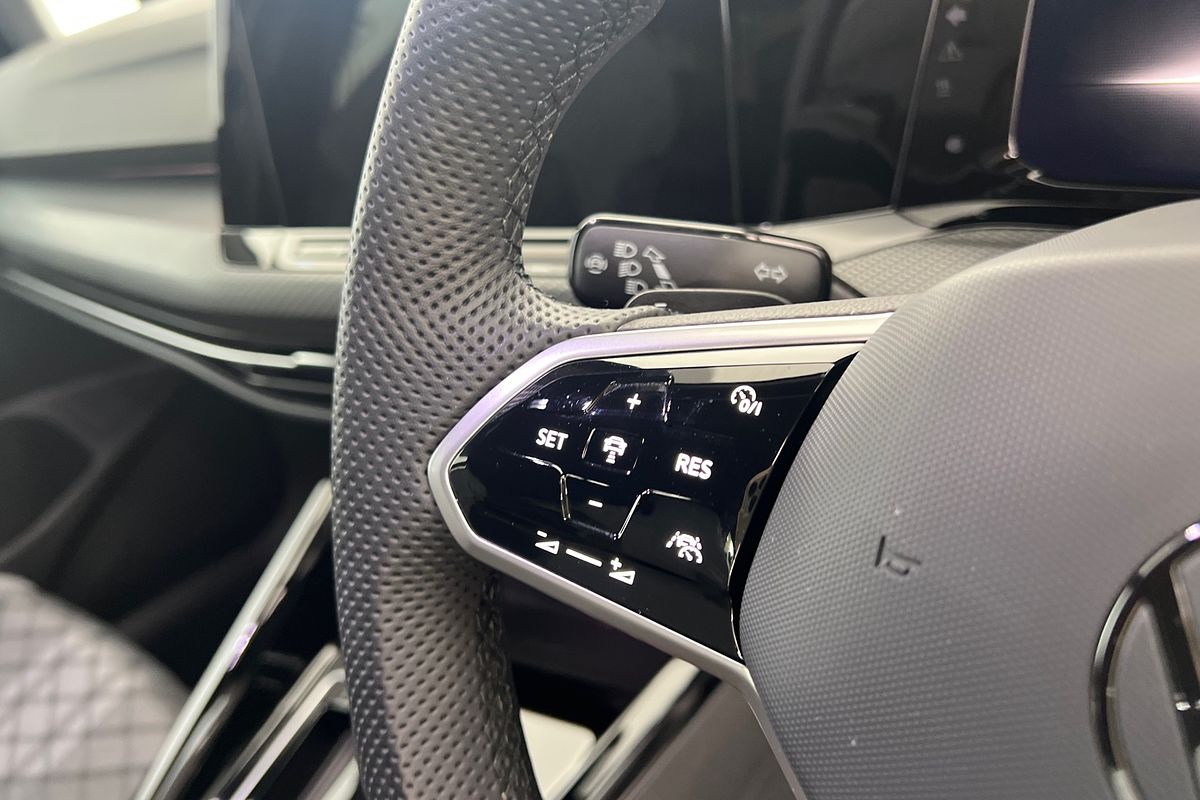 2023 Volkswagen Golf 110TSI R-Line 8