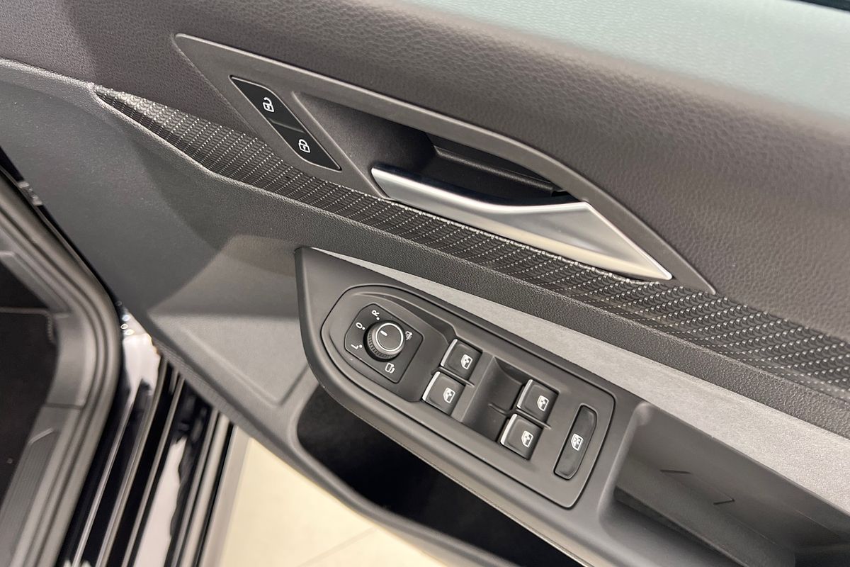 2023 Volkswagen Golf 110TSI R-Line 8