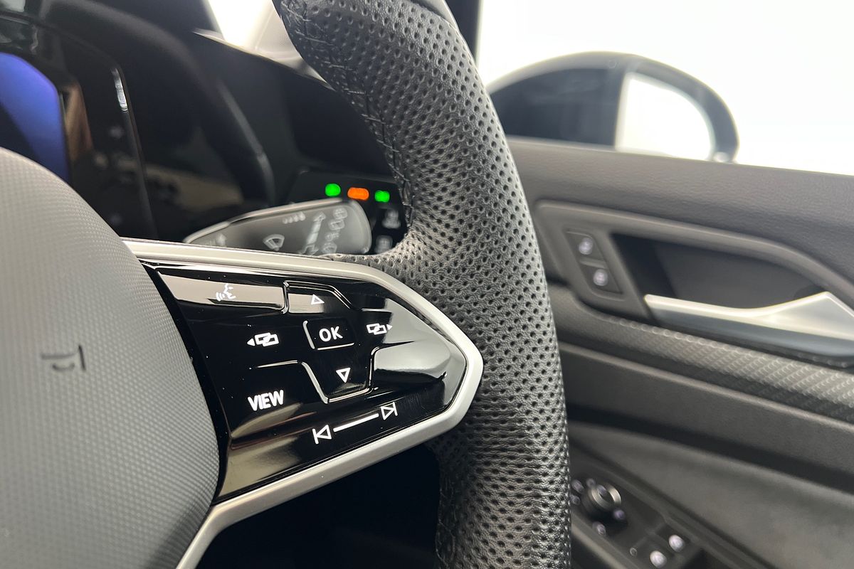 2023 Volkswagen Golf 110TSI R-Line 8