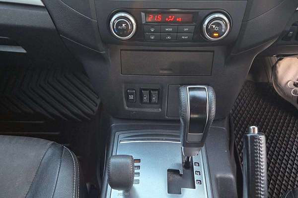 2014 Mitsubishi Pajero VR-X NW