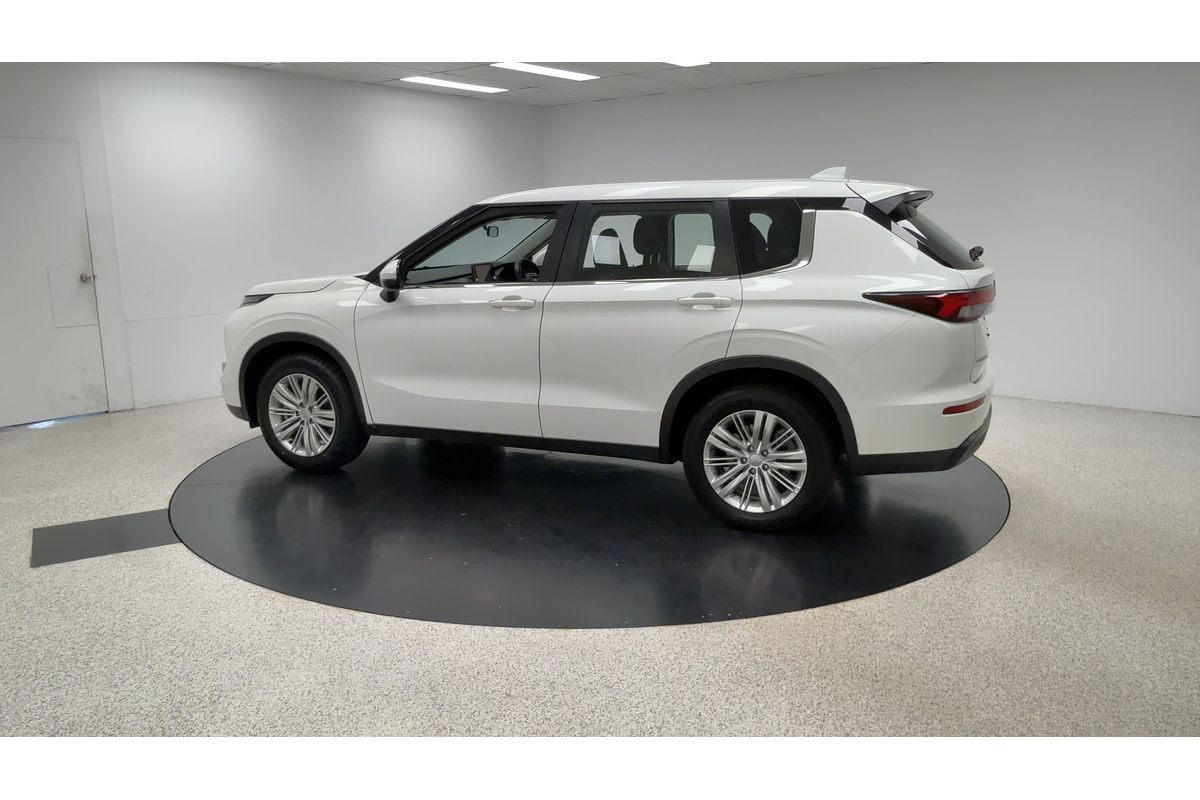 2023 Mitsubishi Outlander ES ZM