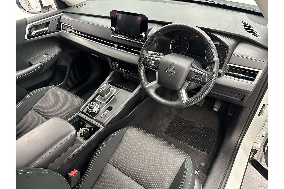 2023 Mitsubishi Outlander ES ZM