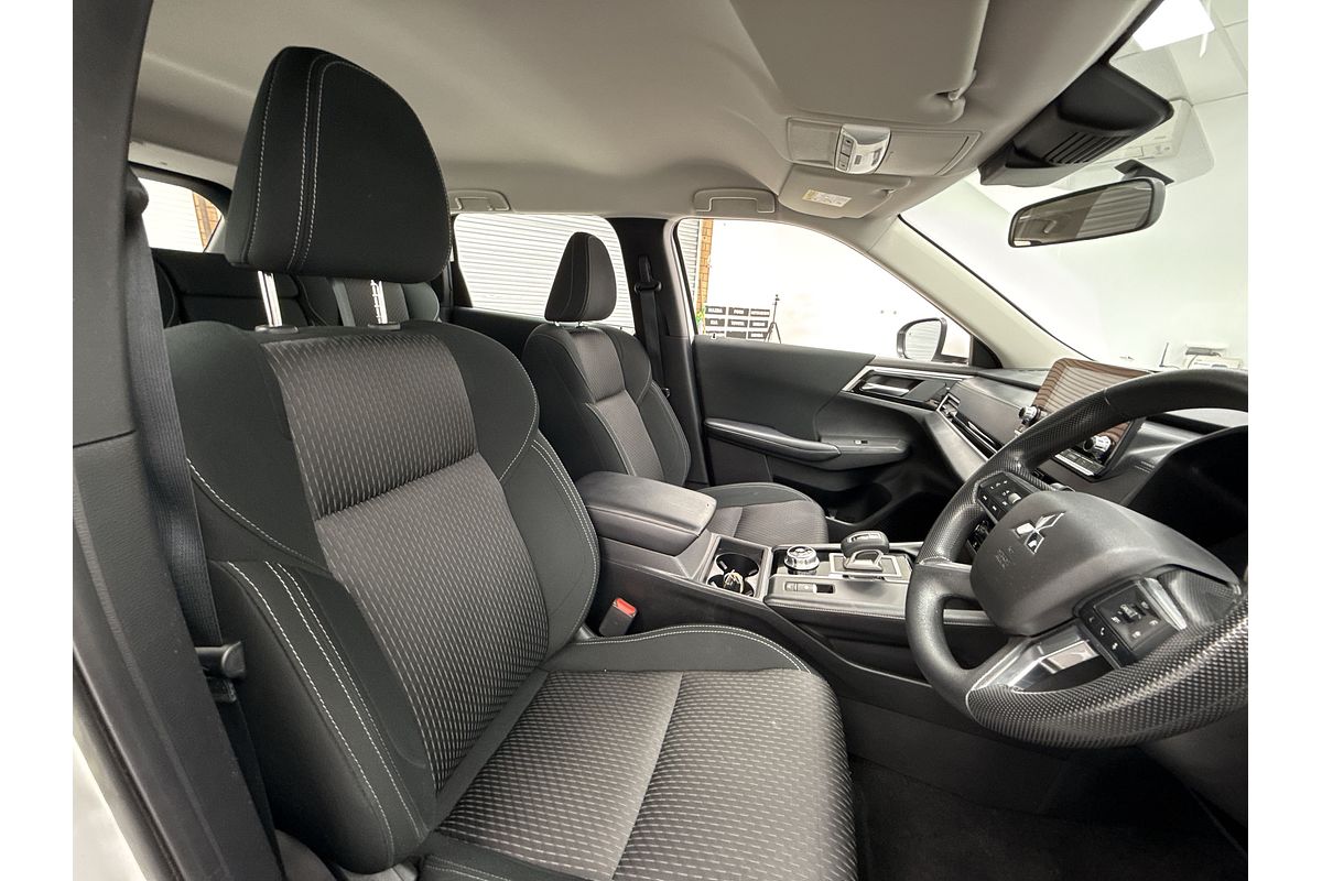 2023 Mitsubishi Outlander ES ZM