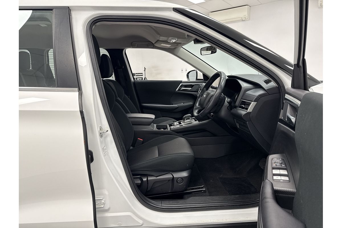 2023 Mitsubishi Outlander ES ZM