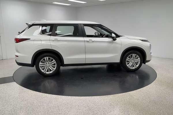 2023 Mitsubishi Outlander ES ZM