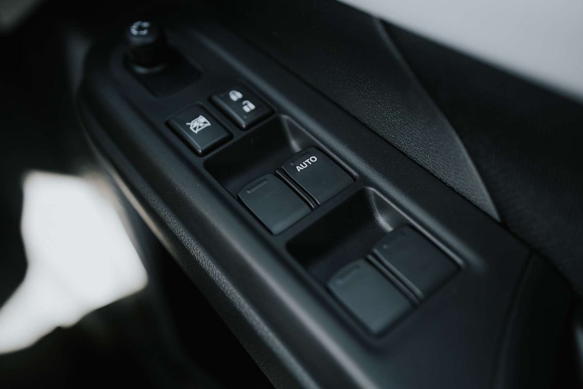 2025 Suzuki Swift Hybrid UZ