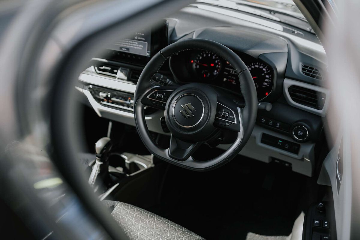 2025 Suzuki Swift Hybrid UZ