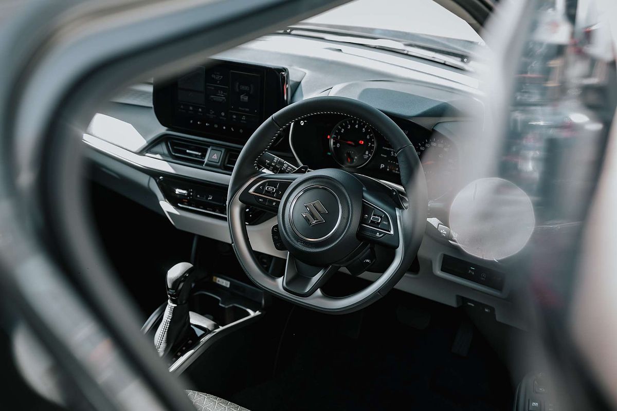 2025 Suzuki Swift Hybrid GLX UZ