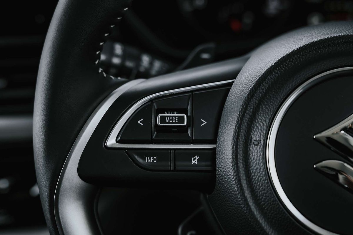 2025 Suzuki Swift Hybrid Plus UZ