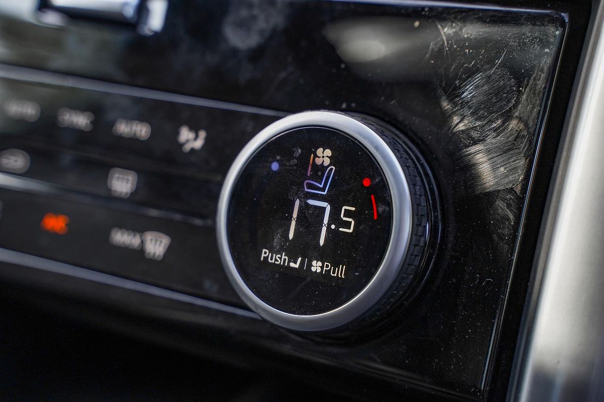 2023 Land Rover Discovery P360 Dynamic HSE Series 5