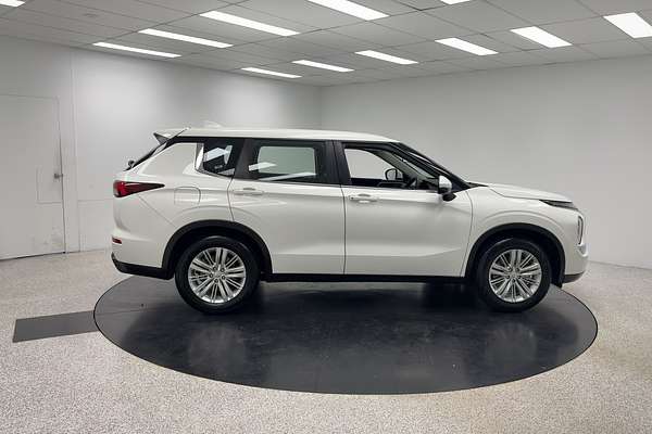 2023 Mitsubishi Outlander ES ZM