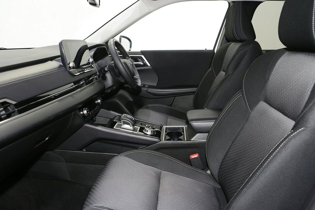 2024 Mitsubishi Outlander LS ZM