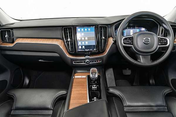 2022 Volvo XC60 B5 Inscription