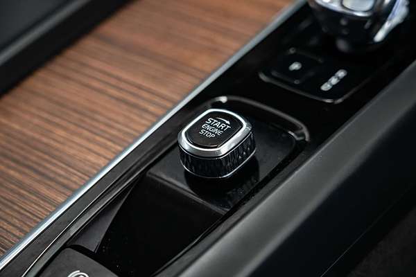 2022 Volvo XC60 B5 Inscription