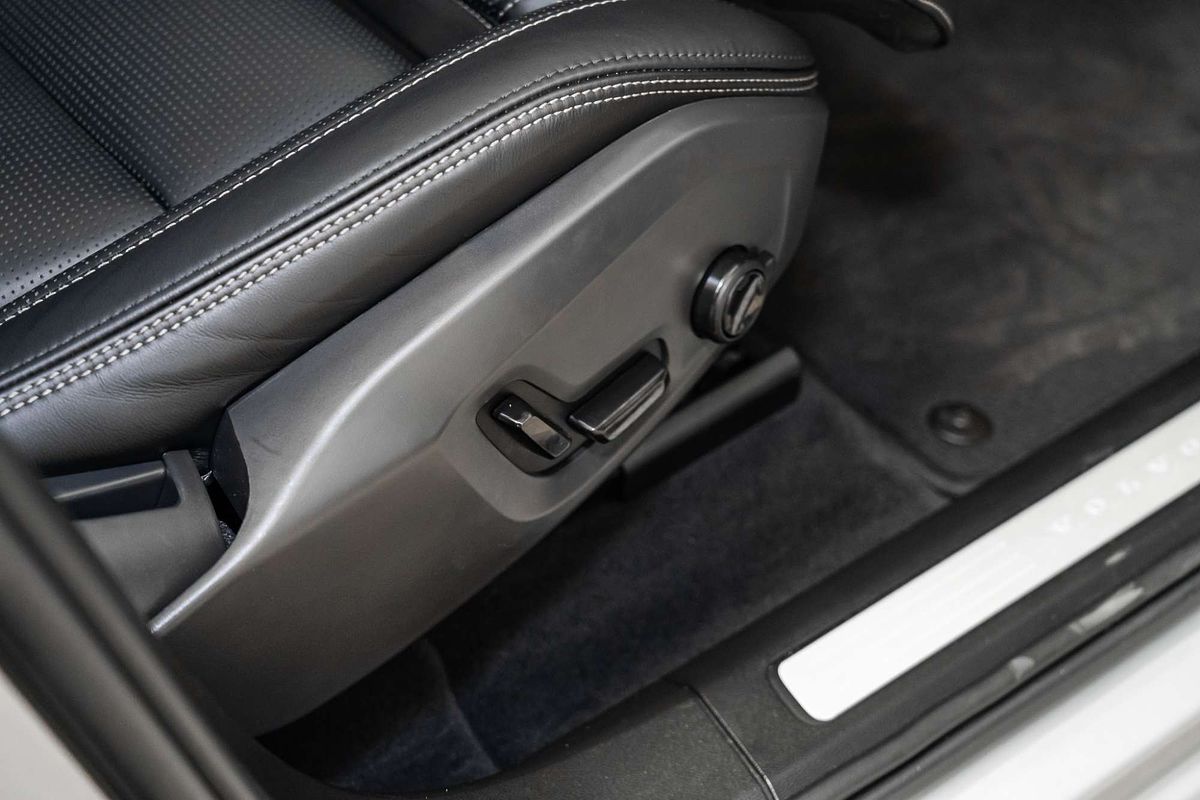 2022 Volvo XC60 B5 Inscription