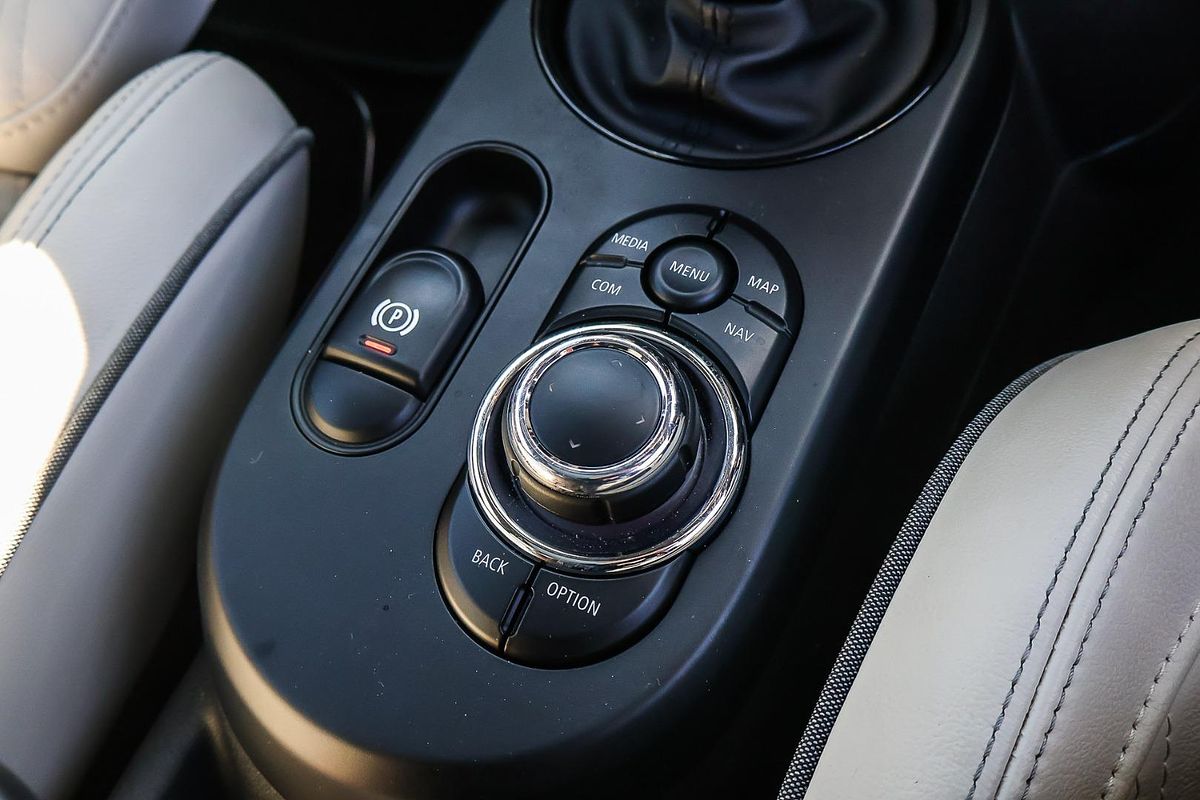 2022 MINI Hatch Cooper S MINI Yours F55 LCI-2