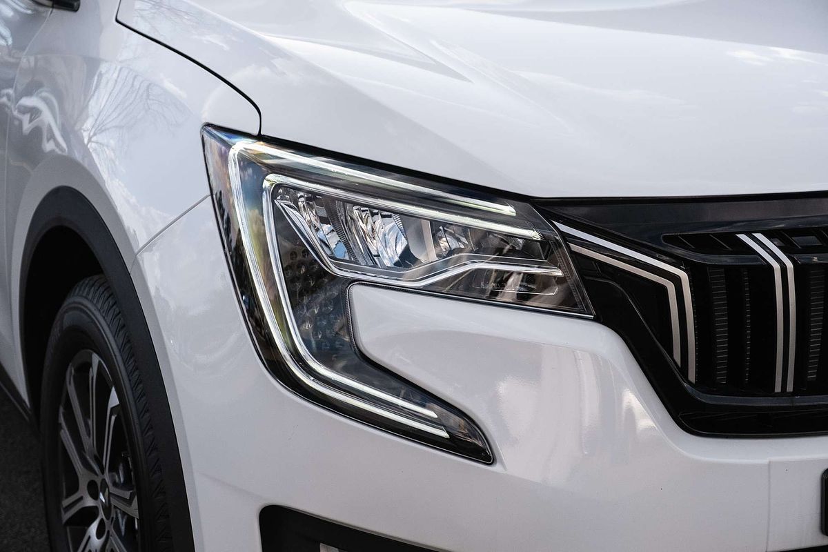 2025 Mahindra XUV700 AX7L