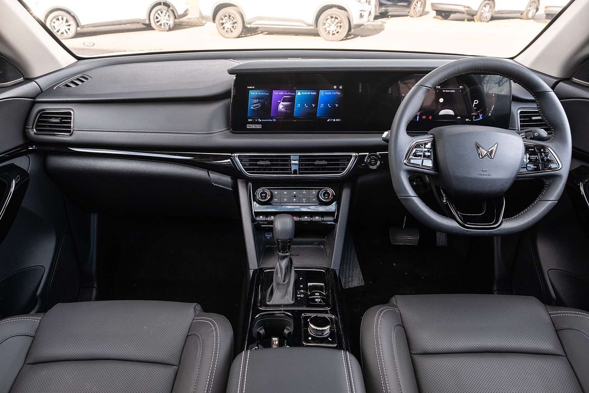 2025 Mahindra XUV700 AX7L