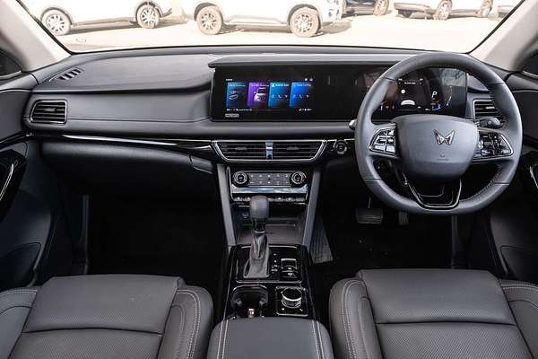 2025 Mahindra XUV700 AX7L
