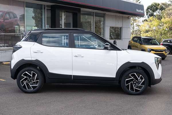 2025 Mahindra XUV3XO AX7L