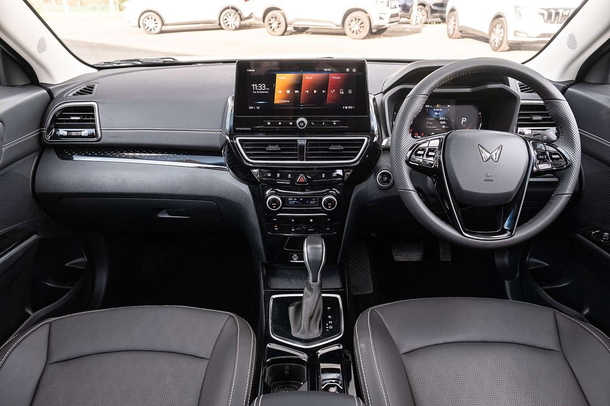 2025 Mahindra XUV3XO AX7L