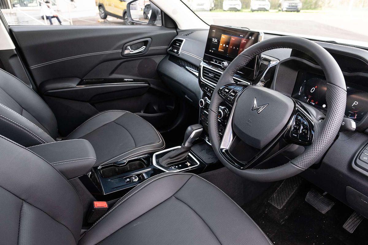 2025 Mahindra XUV3XO AX7L