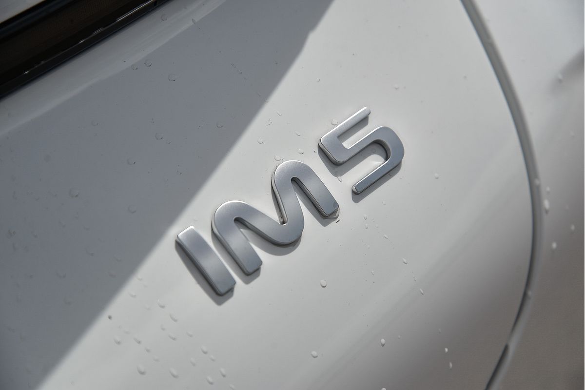 2025 MG IM5 Premium P12L