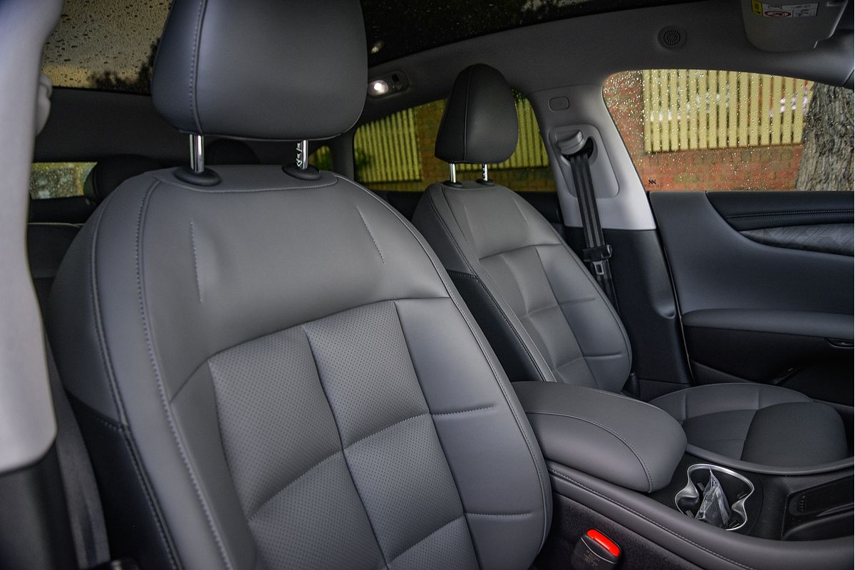 2025 MG IM5 Premium P12L