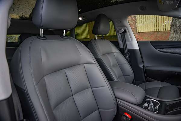 2025 MG IM5 Premium P12L