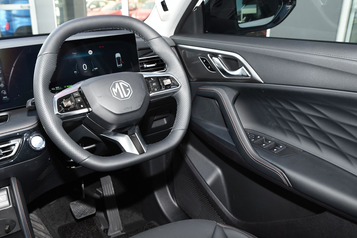 2025 MG HS Super Hybrid Essence AS33P