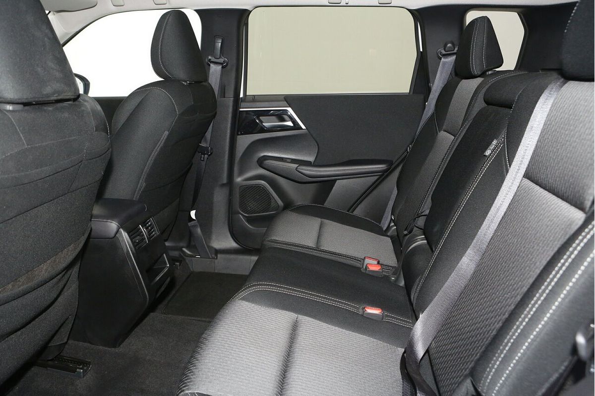 2024 Mitsubishi Outlander LS ZM