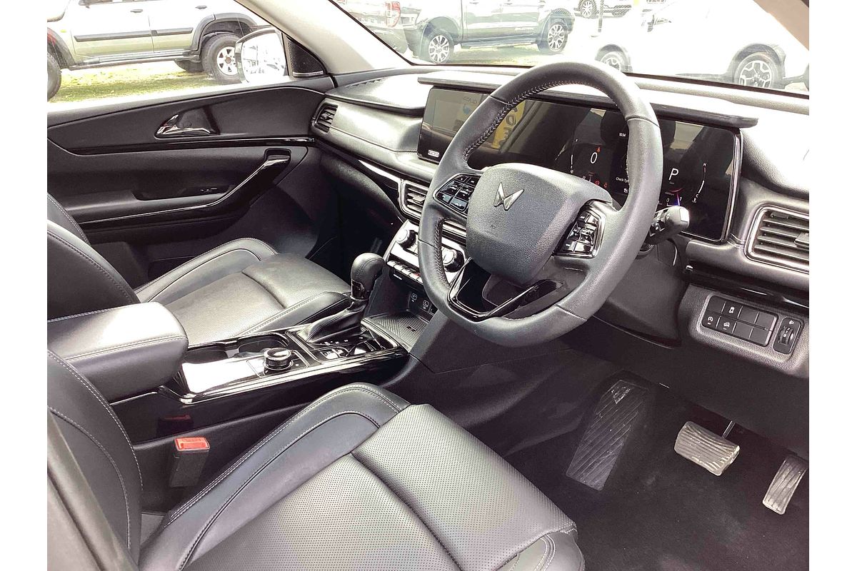 2025 Mahindra XUV700 AX7L