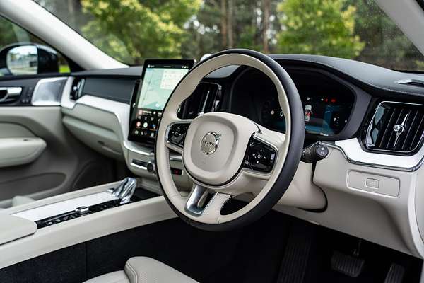 2025 Volvo XC60 Ultra B5 Dark