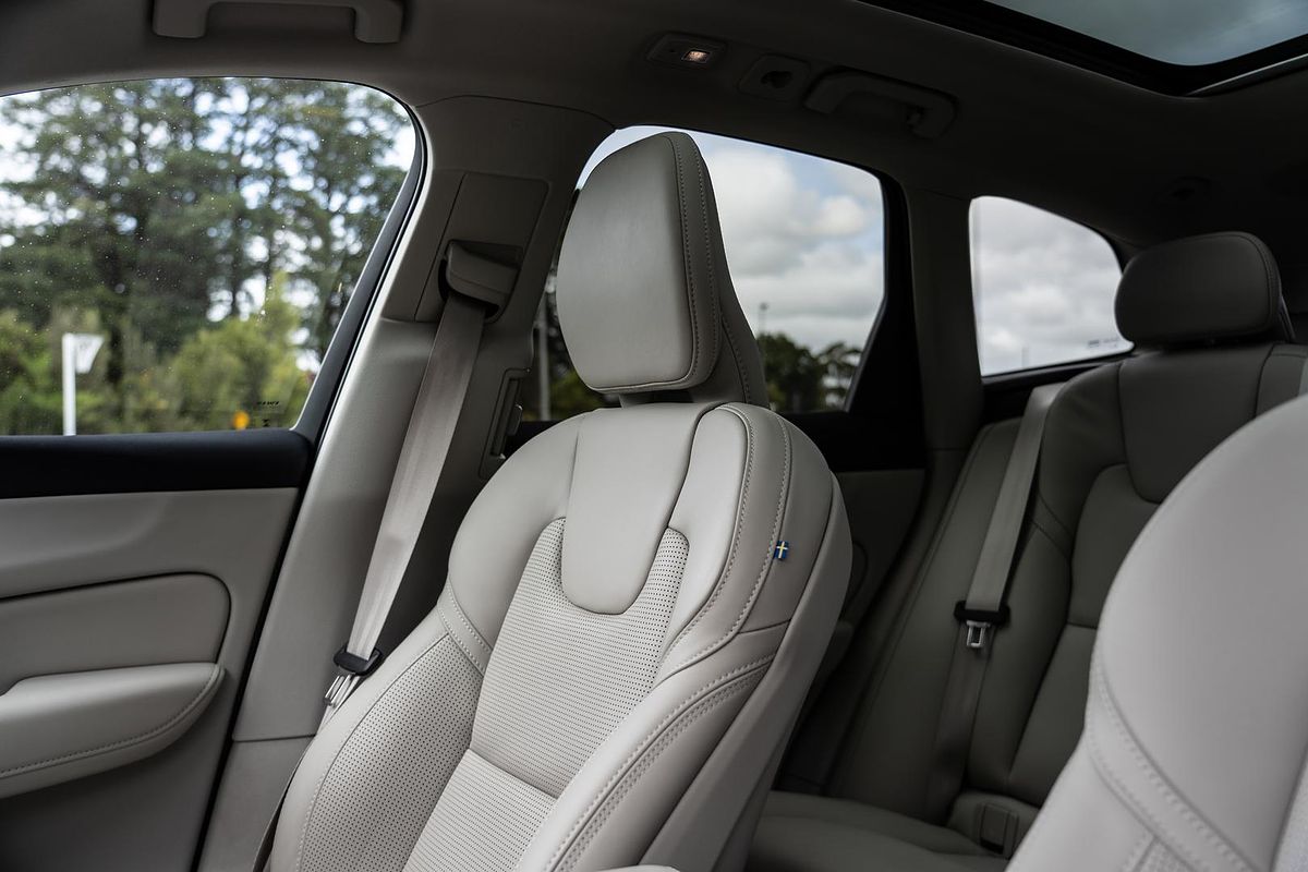 2025 Volvo XC60 Ultra B5 Dark