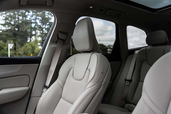 2025 Volvo XC60 Ultra B5 Dark