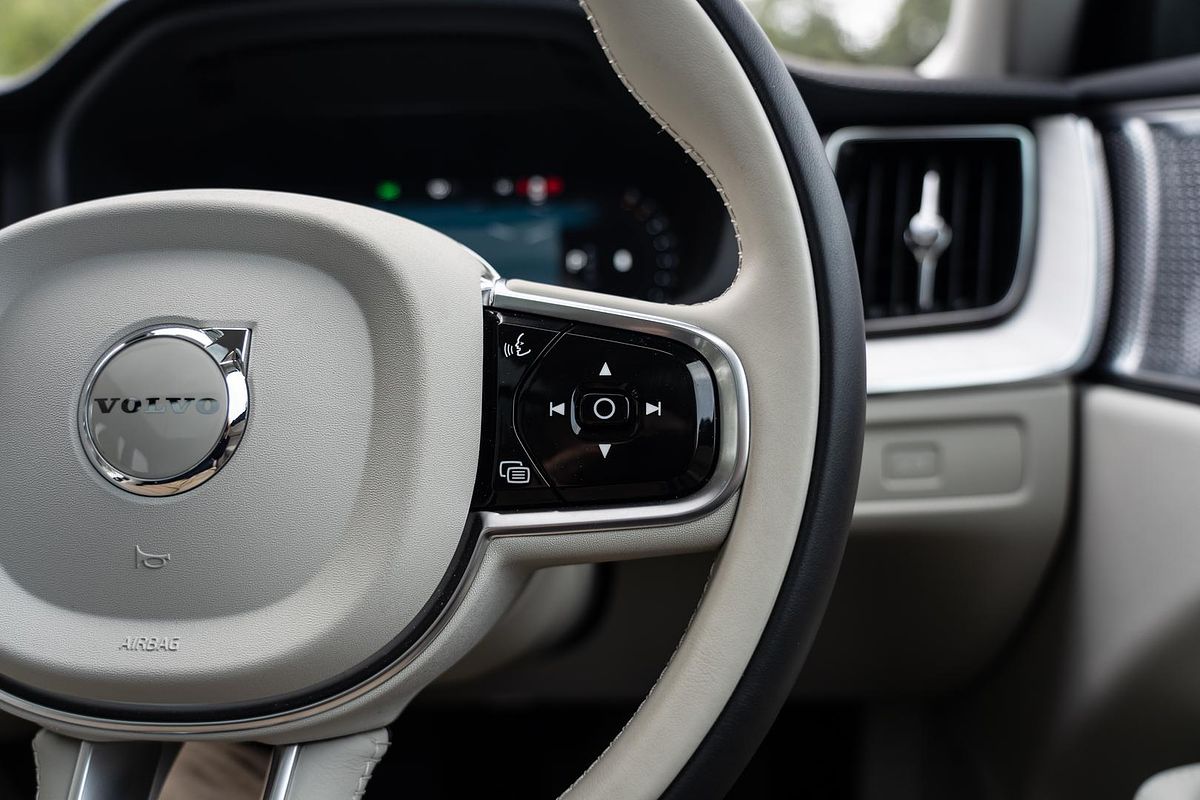 2025 Volvo XC60 Ultra B5 Dark