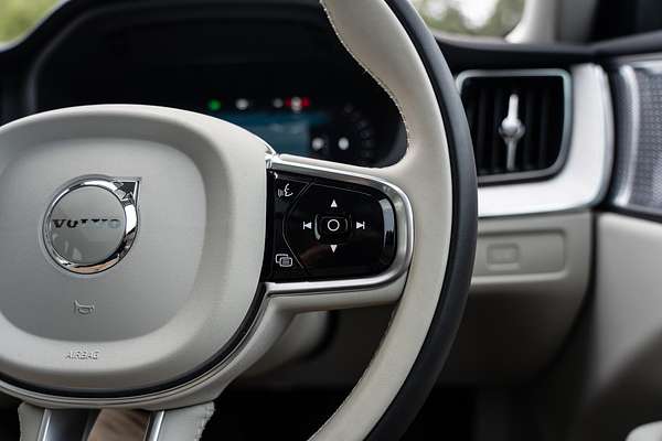 2025 Volvo XC60 Ultra B5 Dark