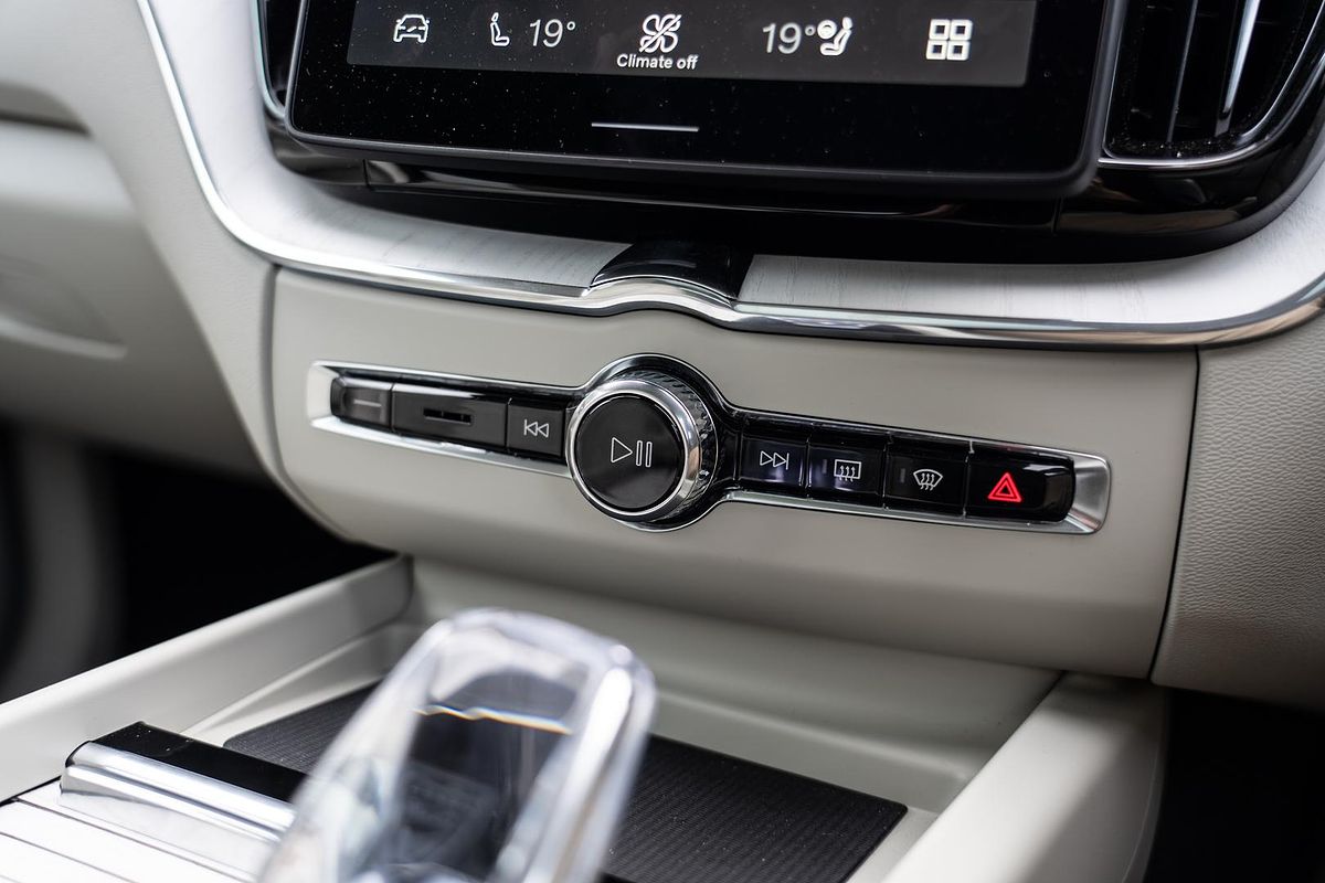 2025 Volvo XC60 Ultra B5 Dark