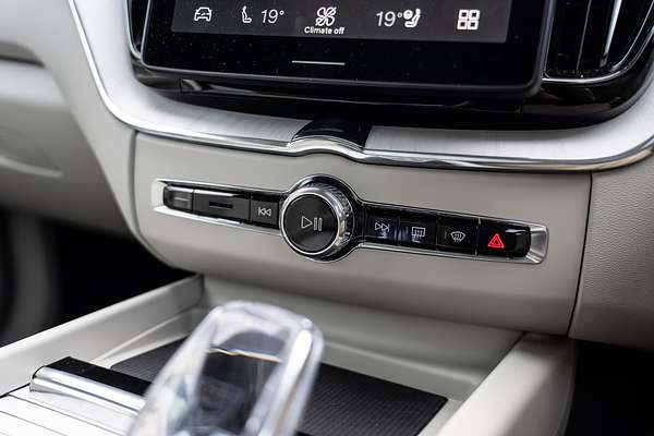 2025 Volvo XC60 Ultra B5 Dark