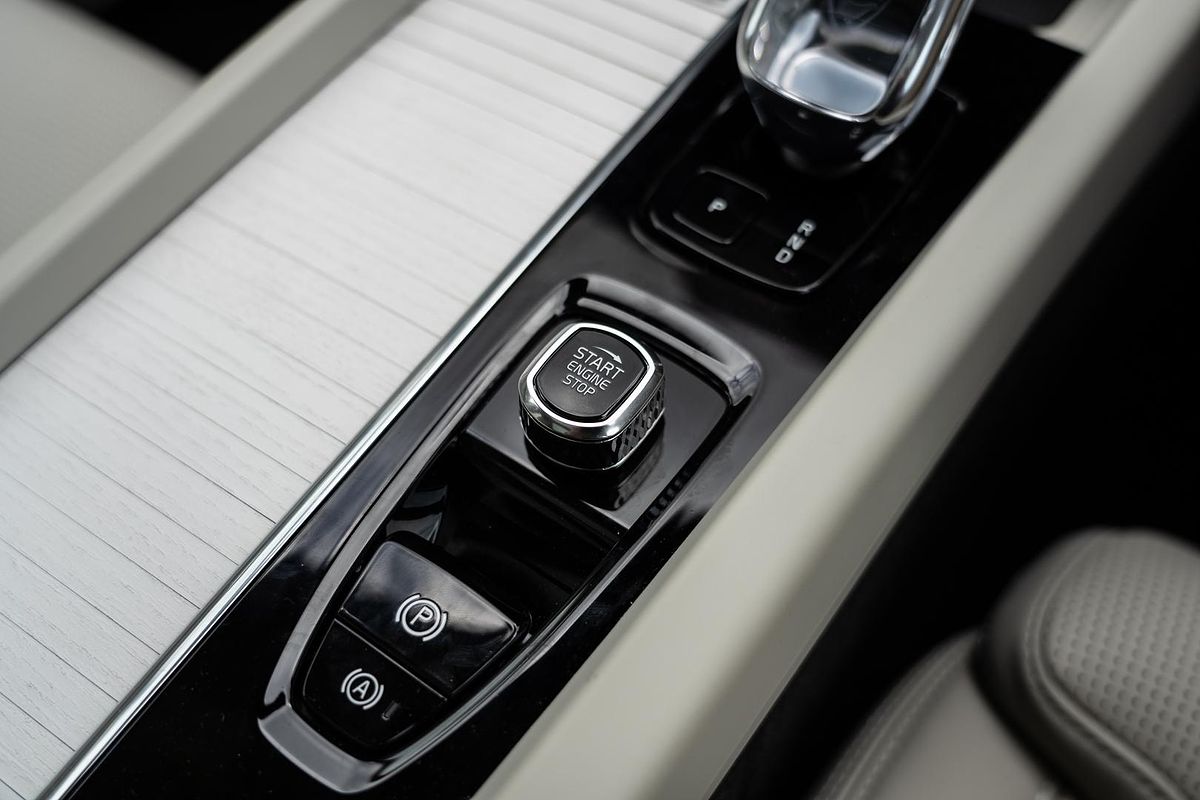 2025 Volvo XC60 Ultra B5 Dark
