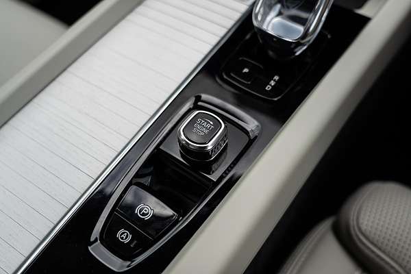 2025 Volvo XC60 Ultra B5 Dark