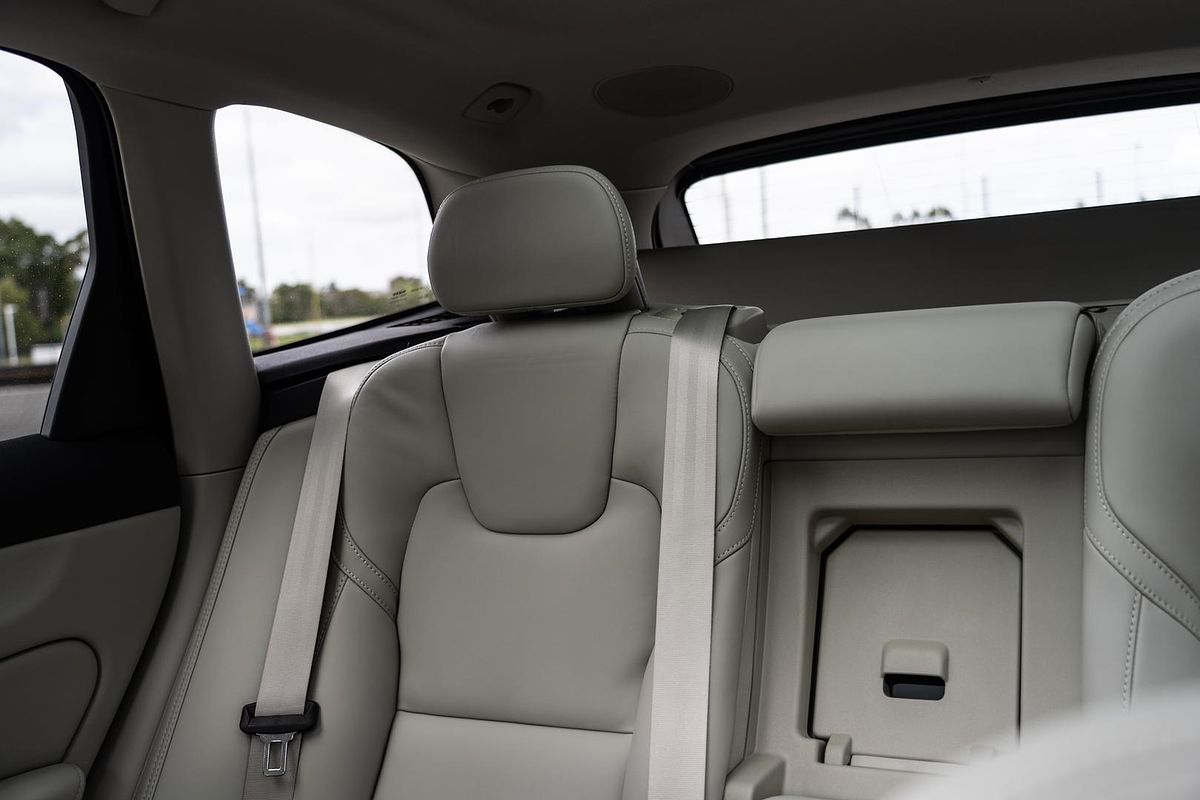 2025 Volvo XC60 Ultra B5 Dark