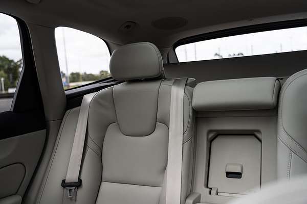 2025 Volvo XC60 Ultra B5 Dark