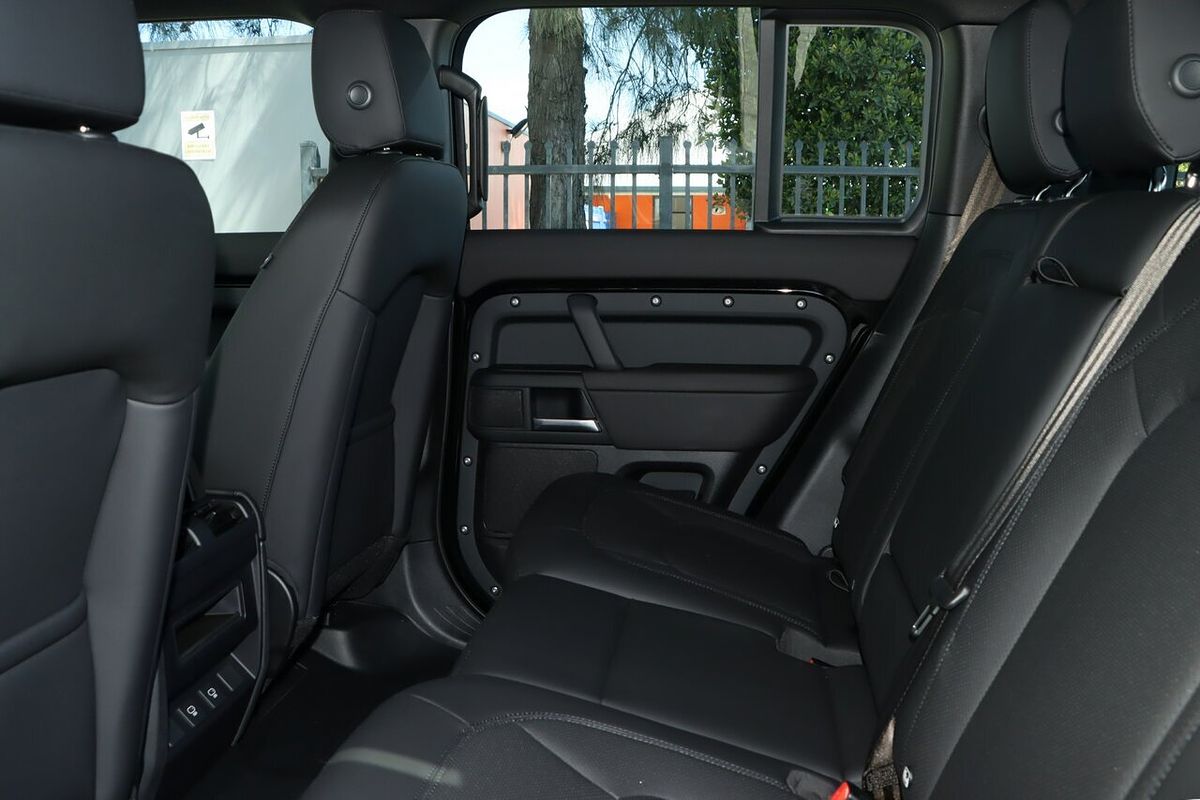 2025 Land Rover Defender 110 D350 X-Dynamic SE L663
