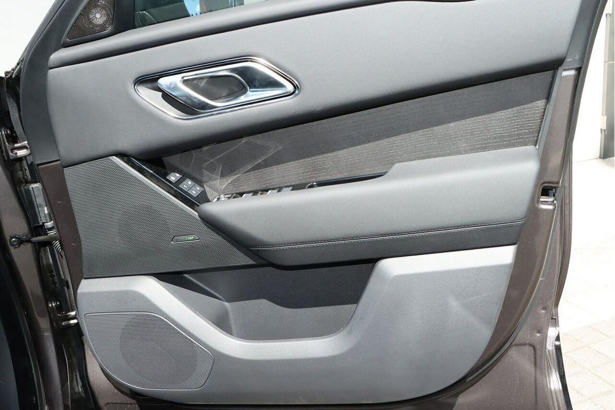 2025 Land Rover Range Rover Velar P250 Dynamic SE L560