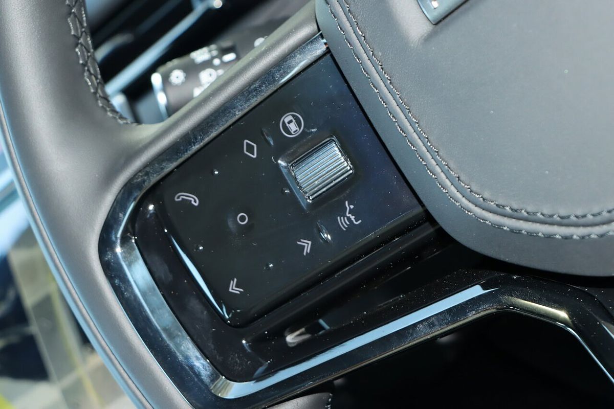 2025 Land Rover Range Rover Velar P250 Dynamic SE L560