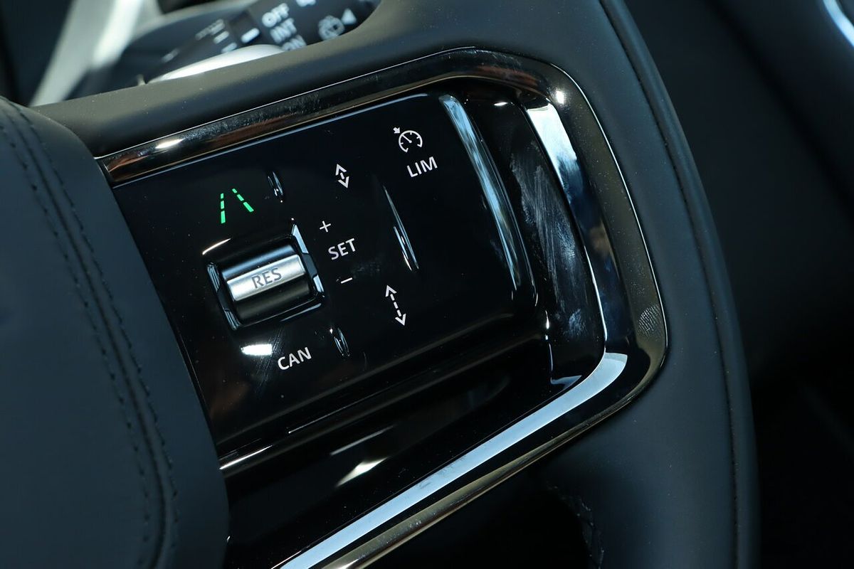 2025 Land Rover Range Rover Velar P250 Dynamic SE L560