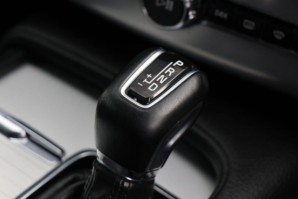 2015 Volvo XC90 T6 Momentum